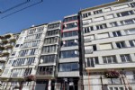 Luxueus afgewerkt nieuwbouw appartement op een absolute toplocatie, aan de zonnige achterzijde zeedijk, nauwelijks 50 m. van het strand. Dit energiezuinig appartement op de 5de verd. biedt u: een mooie, lichtrijke woonkamer, volledig ingerichte en open keuken, inkomhall met afzonderlijk toilet, berging met aansluiting wasmachine, badkamer met ruime inloopdouche, 2 slaapkamers, videofoon en individuele centrale gasverwarming. Op het gelijkvloers bevindt zich een uiterst ruime private berging en een gemeenschappelijke fietsenberging. Het appartement werd volledig geschilderd en voorzien van verlichtingsarmaturen. onmiddellijk beschikbaar; bij de vermelde huurprijs komen er geen bijkomende kosten gebouw/syndic. Onder deze tekst bij "documenten" vindt u een plannetje van het appartement en de berging E. (18/049)